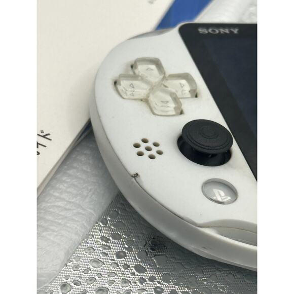 white ps vita 2000 w/charger and box - Picture 3 of 7